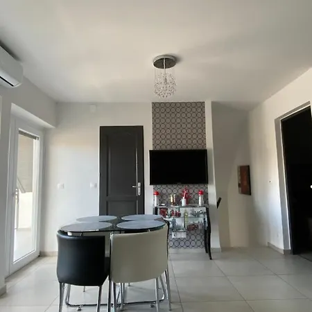 Korona Apartman 2 *